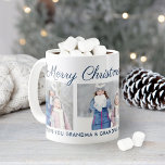 Eigen kerstblauw script fotocollage koffiemok<br><div class="desc">Pas deze feestelijke kerstkoffie of hete cacaomok aan met drie (3) foto's en aangepaste tekst. Het standaardontwerp kenmerkt de "Vergroende Kerstwens"in manuscript met drie foto's van kinderen en een douanebericht aan oma. Omvat snowflake schetsen en marinesblauwe tekst die aan een verschillende kleur kunnen worden aangepast.</div>