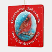 Eigen kerstmandinale sneeuwvlokken op rood keramisch ornament (Links)