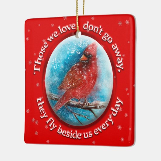 Eigen kerstmandinale sneeuwvlokken op rood keramisch ornament (Links)