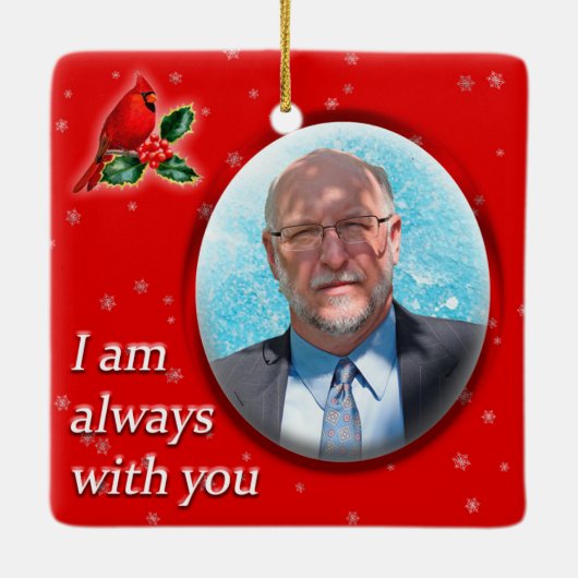 Eigen kerstmandinale sneeuwvlokken op rood keramisch ornament (Achterkant)