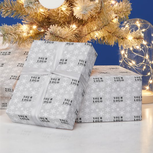 Eigen kerstmis SilverGrey Snowflake Logo Cadeaupapier (Feestdagen)
