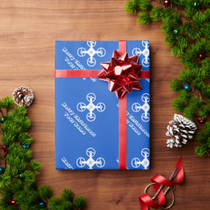 Eigen kerstpapier met dronepiloot cadeaupapier