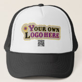 Eigen logo- en QR-code Trucker Hat Pet (Voorkant)