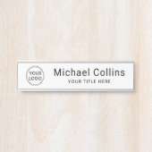 Eigen logo wit of enige kleurnaam en titel deurbordje (Voorkant)