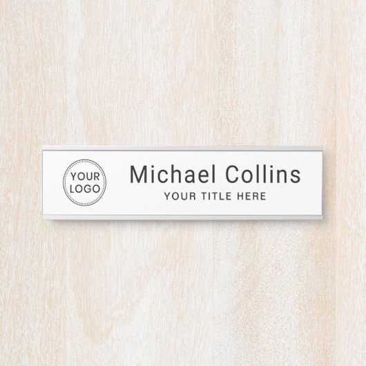 Eigen logo wit of enige kleurnaam en titel deurbordje (Voorkant)