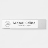 Eigen logo wit of enige kleurnaam en titel deurbordje (Voorkant)