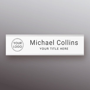 Eigen logo wit of enige kleurnaam en titel deurbordje