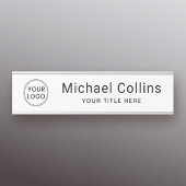 Eigen logo wit of enige kleurnaam en titel deurbordje