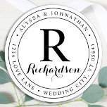 Eigen monogram Elegant Return Address Label<br><div class="desc">Voeg de afsluitende aanraking aan uw trouwuitnodigingen met dit monogram initiaal en familienaam, elegante adresetiketten van de manuscriptbruiloft toe. Pas aan met uw namen, en adres. Deze eenvoudige adresetiketten kunnen bij alle gelegenheden worden gebruikt. COPYRIGHT © 2020 Judy Burrows, Black Dog Art - Alle rechten voorbehouden. Eigen monogram Elegant Return...</div>