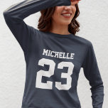 Eigen naam Aantal vrouwen Sport Jersey T-Shirt<br><div class="desc">Creëer je eigen gepersonaliseerde football-trui-T-shirt met eigen naam en nummer. Een cool aanpasbaar shirt voor sport,  dat is een geweldig cadeauidee voor vrouwen. Deze trendy vrouwen die sportkleding dragen,  zijn geschikt voor alle sporten,  inclusief football,  voetbal,  volleybal,  honkbal,  softbal,  basketbal en hockey.</div>