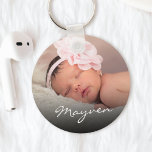 Eigen naam Baby Foto Glamoureus Script Sleutelhanger<br><div class="desc">Creëer uw eigen gepersonaliseerde ronde sleutelhanger met uw handgeschreven manuscriptnaam van douaneglade en favoriete foto.</div>