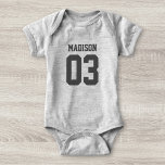 Eigen naam Baby Sport Jersey Bodysuit<br><div class="desc">Creëer je eigen persoonlijke football jersey baby kostuum pak met aangepaste naam en nummer. Een onlosmakelijk aanpasbare sportbediende, dat is een schattig cadeauidee voor baby- of pasgeboren jongens en meisjes. Deze trendy kinder sportkleding is geschikt voor alle sporten, met inbegrip van football, voetbal, volleybal, honkbal, softbal, basketbal en hockey. Klik...</div>
