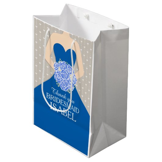 Eigen naam bruidsmeisje met blauwe tas medium cadeauzakje (Voorkant Gekanteld)