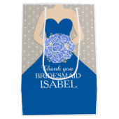 Eigen naam bruidsmeisje met blauwe tas medium cadeauzakje (Achterkant)
