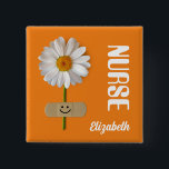 Eigen naam CadeauButtonnen voor verpleegkundigen Vierkante Button 5,1 Cm<br><div class="desc">Het glimlachen Daisy design Gift Button voor verpleegkundigen met persoonlijke naam is een perfect cadeau voor een speciaal verpleegkundige voor verpleegdag,  verpleegweek,  zuster's Birthday,  Afstuderen van de verpleegschool of gewoon om bedankt te geven. Overeenkomende kaarten en cadeaus beschikbaar in het bedrijf | Gezondheidszorg categorie van onze winkel |</div>