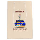 Eigen naam, eerste verjaardag, zoete blauwe cokes medium cadeauzakje (Voorkant)