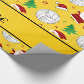 Eigen naam geel volleybalkerstpatroon cadeaupapier (Hoek)