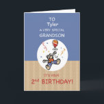 Eigen naam Grandson 2e Teddy Bear Balloon Kaart<br><div class="desc">Teddy is hier op de cover van deze kaart om de groeten van de tweede verjaardag naar je dierbare kleinzoon te sturen. Daarom moet u deze kaart nu al klaar hebben om hem dit te kunnen geven zodra die dag aankomt. Dit komt ook met een klantgerichte voorzijde zodat kunt u...</div>