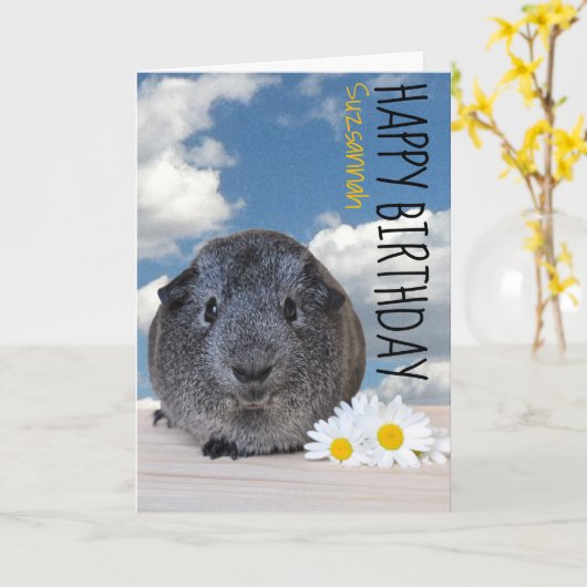 Eigen naam Happy Birthday Guinea Pig White Daisy Kaart (Gele Bloem)