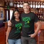 Eigen naam Irish AF Drink Team Black Green T-shirt<br><div class="desc">Sint-Paddy's Day Drink T-shirt van het team met een shamrock en Irish AF. Pas het aan met jouw naam.</div>