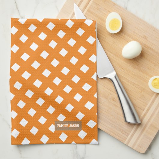 Eigen naam monogram oranje witte patroondiamanten theedoek (Quarter Fold)