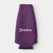 Eigen naam paarse bloemen op zwart flesjeskoeler (Voorkant)