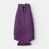 Eigen naam paarse bloemen op zwart flesjeskoeler (Achterkant)