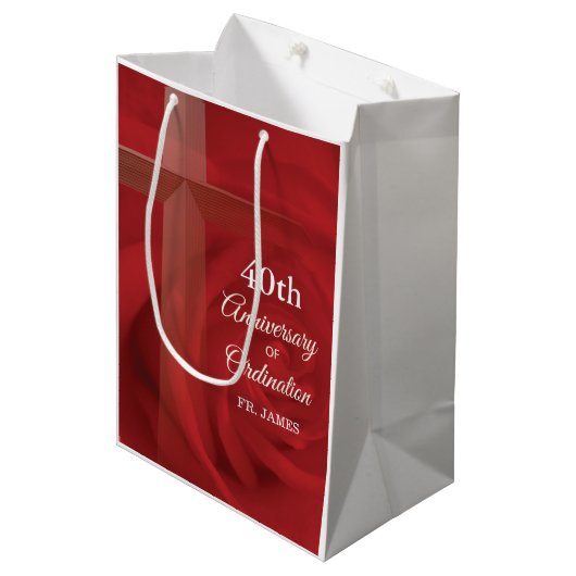 Eigen naam Priest Jubileum Ordination Red Rose Medium Cadeauzakje (Voorkant Gekanteld)