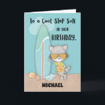 Eigen naam Stap Son Birthday Beach Funny Raccoon Kaart<br><div class="desc">Je stiefzoon is een die zo graag surft. Op zijn aanstaande verjaardag moet je hem een kaart kunnen geven met een coole wasbeer die klaar is om mee te doen met de golven van deze zomer. Maak hem hier leuker mee.</div>