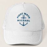 Eigen naam Voornaam Boat Anchor Navy Blue Pet<br><div class="desc">Aangepast pet voor bootvaartuigen met een blauw nautisch anker voor de marine die de EERSTE MATE leest en uw persoonlijke naam. Geweldig geschenk voor een bootreis,  je eigen zeilboot,  jacht of familiebootbemanning.</div>