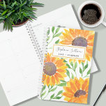 Eigen naam Zonnebloem Planner<br><div class="desc">Deze unieke Planner is versierd met gele waterverf zonnebloemen en groene bladeren hebben een witte achtergrond. Eenvoudig aan te passen met jouw naam en jaar. Omdat wij ons kunstwerk creëer,  zult u dit nauwkeurige afbeelding niet vinden van andere ontwerpers. Oorspronkelijke Waterverf © Michele Davies.</div>