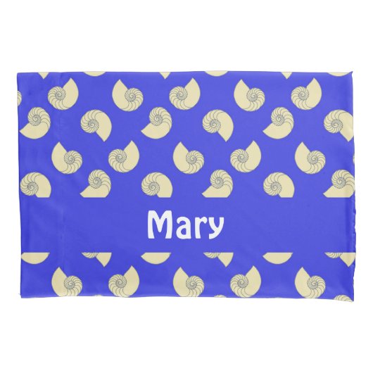 Eigen naamplaatjes op blauw kussensloop (Voorkant)