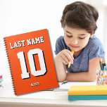 Eigen Oranje achternaam Sports Jersey Number Notitieboek<br><div class="desc">De naam,  het aantal en de dalingsschaduw zijn klantgericht zodat kunt u een sportief uitziend maar nuttig notitieboek uniek maken en aan uw favoriete sportteamkleuren of kamerdecor aanpassen. Oranje achtergrond.</div>