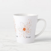 Eigen oranje moderne bloemennaamscript latte mok (Rechts)