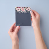 Eigen roze bloemen bedrijfsuitnodigingen voor even flyer (Hand)