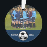 Eigen Soccer Photo Collage Name Team Number Ornament<br><div class="desc">Deze aangepaste voetbalcollage bevat uw geüploade voetbalfoto's, een zwart-wit voetbal en de naam, de teamnaam en het nummer van uw speler (of coach). Al reeks tegen een kleurrijke achtergrond die kan worden veranderd om uw teamkleuren aan te passen. Klik op Aanpassen en vervolgens op Klein oogdruppeltje. Het ontwerp is perfect...</div>