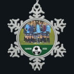 Eigen Soccer Photo Collage Name Team Number Tin Sneeuwvlok Ornament<br><div class="desc">Deze aangepaste voetbalcollage bevat uw geüploade voetbalfoto's, een zwart-wit voetbal en de naam, de teamnaam en het nummer van uw speler (of coach). Al reeks tegen een kleurrijke achtergrond die kan worden veranderd om uw teamkleuren aan te passen. Klik op Aanpassen en vervolgens op Klein oogdruppeltje. Het ontwerp is perfect...</div>