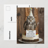 Eigen taart op verjaardag vasthoudend met voeten a briefkaart (Voorkant / Achterkant)