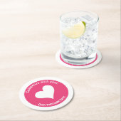 Eigen tekst wit hart op roze ronde kartonnen onderzetter (Insitu)