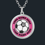 Eigen voetbalspeler jersey nummer team naam klein zilver vergulden ketting<br><div class="desc">Eigen voetbalspeler jersey number team noemt small Silver Plated Ketting. Speciaal sportgeschenk voor voetbalspeler,  fan en coach. Roze of aangepaste achtergrondkleur. Cadeaus voor meisje,  zus,  dochter,  kleindochter,  moeder,  vriend,  teamgenoot,  enz.</div>