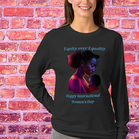 Eigen vrouwendag in Embrace Equity International T-shirt
