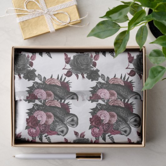 Eigenaren en bloemen op witte ontkoppeling tissuepapier (Geschenk)