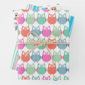 Eigenaren en strips die papierbladen overvullen inpakpapier vel (In situ)