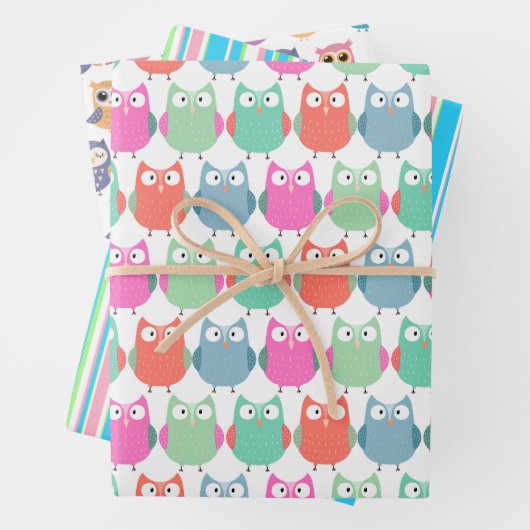 Eigenaren en strips die papierbladen overvullen inpakpapier vel (In situ)