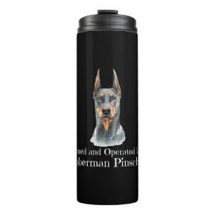 Eigendom en bedrijf van een Doberman Pinscher Dog Thermosbeker