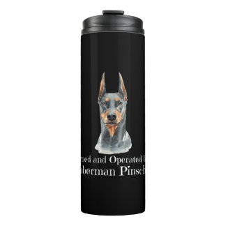 Eigendom en bedrijf van een Doberman Pinscher Dog Thermosbeker