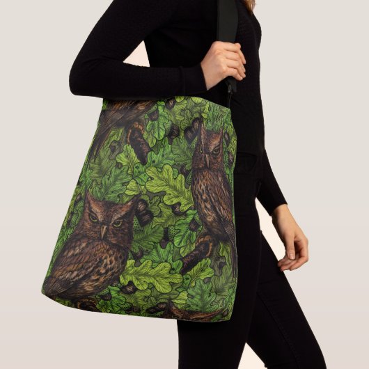 Eigendom van de eikenboom, groen en bruin crossbody tas (Dichtbij)