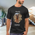 Eigendom van hond foto fun black t-shirt<br><div class="desc">Voor een zwart/donker T-shirt. Witte tekst. Voor een hondenliefhebber! Personaliseer en voeg een foto van uw hond toe. Tekst: Eigendom van   de naam van de hond.</div>