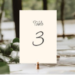 Eigenzinnige handgeschreven bruiloft kaart<br><div class="desc">Eigenzinnig en grillig huwelijkstafelnummer met een prachtig handgeschreven lettertype in een leuke en speelse stijl en volledig aanpasbare tekst. De tabelnummers worden geleverd in een neutraal kleurenschema van donkergrijs op ecru.</div>