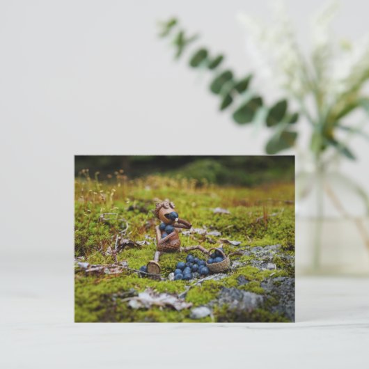 Eikel die bosbessen op het mos eet briefkaart (Staand voorkant)